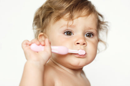 Brosser les dents de bébé : Voici comment faire !