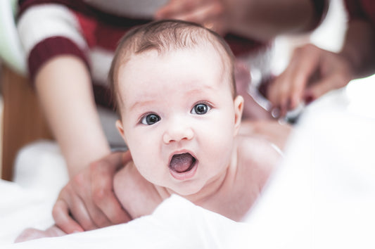 Les soins corporels de bébé - propre de la tête aux pieds